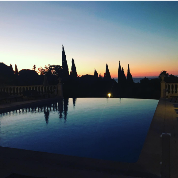 41 chambres ou suites ainsi que 5 roulottes.

Photos de l'hôtel Mas Bellevue, avant qu'Arthur n'en devienne le propriétaire à Saint-Tropez.