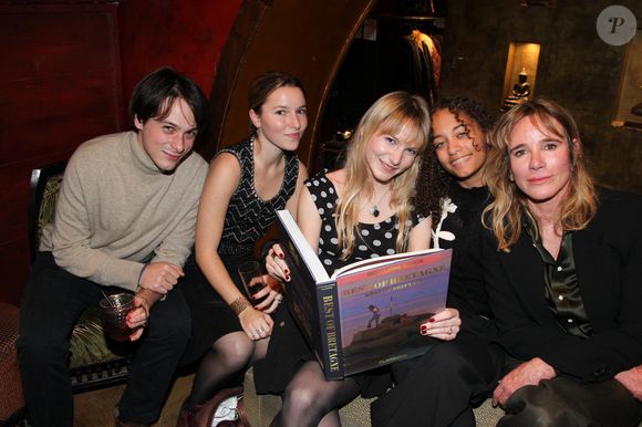 Exclusif - Géraldine Danon, se enfants Loup Lamazou, Laura et Marion Poupon lors de la soirée de lancement du livre de Géraldine Danon “Best of Bretagne”  au Buddha Bar à Paris le 14 novembre 2025.

© Philippe Baldini / Bestimage
