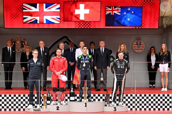 Les vainqueurs sous les applaudissement de Michel Boéri, le président de l'Automobile Club de Monaco, Mike Fries, le PDG de Liberty Global, la princesse Charlene de Monaco, Alejandro Agag, fondateur et président de Formula E, et Mme Burcu Cetinkaya, la présidente de la commission des femmes de la FIA, durant le Monaco E-Prix 2025, Round 7, le 4 mai 2025. © Bruno Bebert/Bestimage
