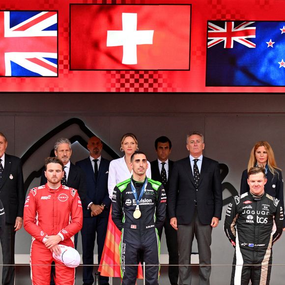 Les vainqueurs sous les applaudissement de Michel Boéri, le président de l'Automobile Club de Monaco, Mike Fries, le PDG de Liberty Global, la princesse Charlene de Monaco, Alejandro Agag, fondateur et président de Formula E, et Mme Burcu Cetinkaya, la présidente de la commission des femmes de la FIA, durant le Monaco E-Prix 2025, Round 7, le 4 mai 2025. © Bruno Bebert/Bestimage
