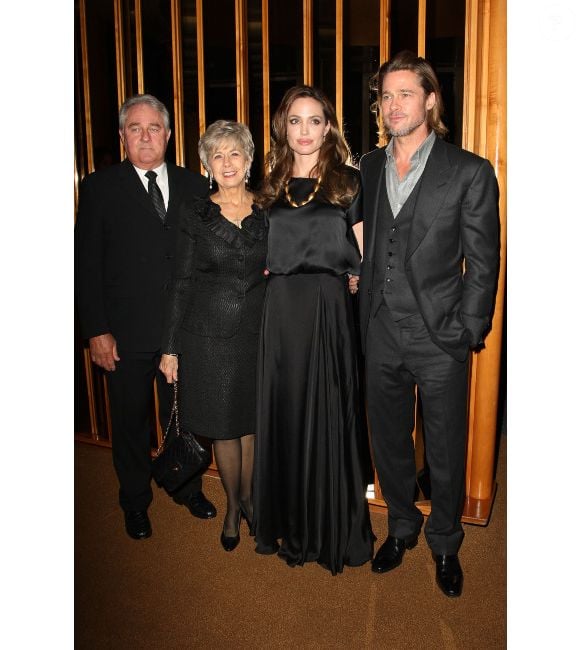 Pour ses proches, Jane était l’incarnation de l’amour pur

Angelina Jolie et Brad Pitt entourés de ses parents Jane et William, en décembre 2011. © Abaca