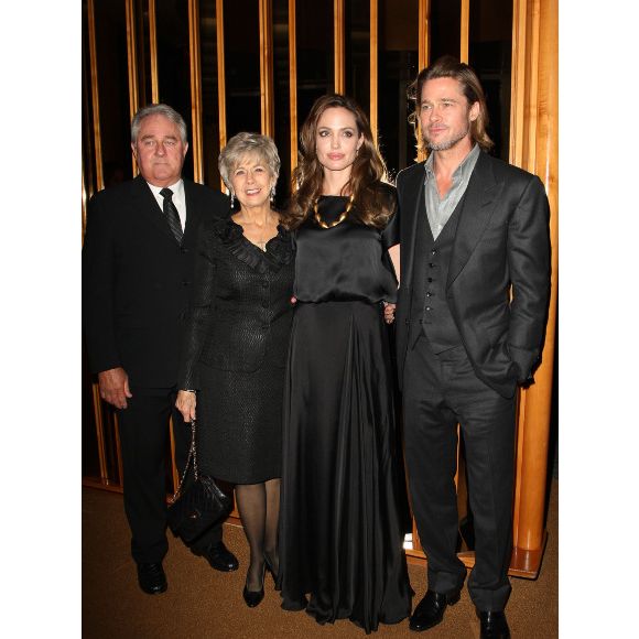 Pour ses proches, Jane était l’incarnation de l’amour pur

Angelina Jolie et Brad Pitt entourés de ses parents Jane et William, en décembre 2011. © Abaca