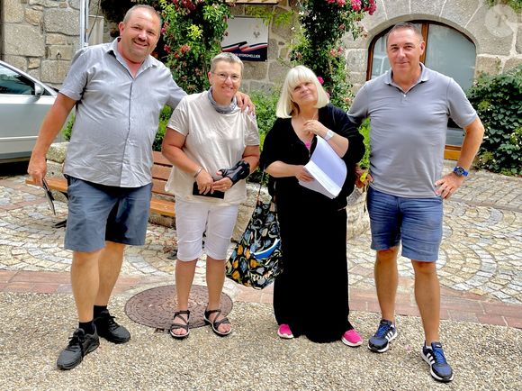 Isabelle Nanty participe au tournage de la série Espionne pour TF1 à Marcolès, en France, le quinze juillet deux mille vingt-cinq. Crédit : Fabien Faure / Bestimage.
