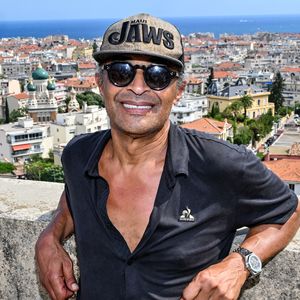 Yannick Noah, l'ancien champion de tennis français et chanteur, est mis à l'honneur à Nice dans le club de Tennis où il a fait son sport étude, le Nice LTC qui va baptiser son court central de son nom en présence de ses copains de classe, le 11 juillet 2026.
© Bruno Bebert/Bestimage