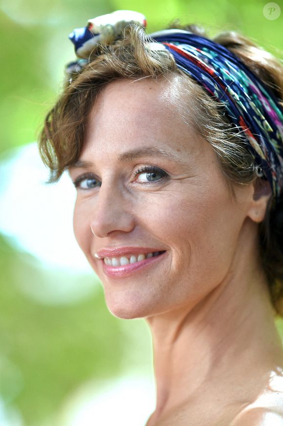 Elle est alors étudiante dans la section "comédie" et lui dans la section "son". Le duo se marie quelques années plus tard en 2006...

L'actrice Cécile de France assiste au photocall de La Passagère the lors du 15ème Festival du Film Francophone d'Angoulême, le 28 août 2022 à Angoulême, France. Photo par Franck Castel/Abaca