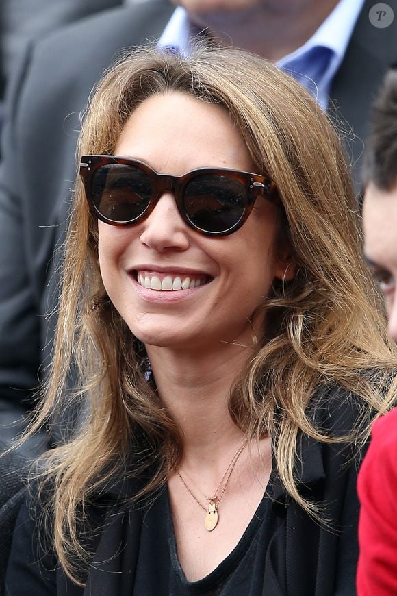 Laura Smet et son compagnon Raphaël dans les tribunes de la finale homme des internationaux de France de Roland Garros à Paris le 5 juin 2016.