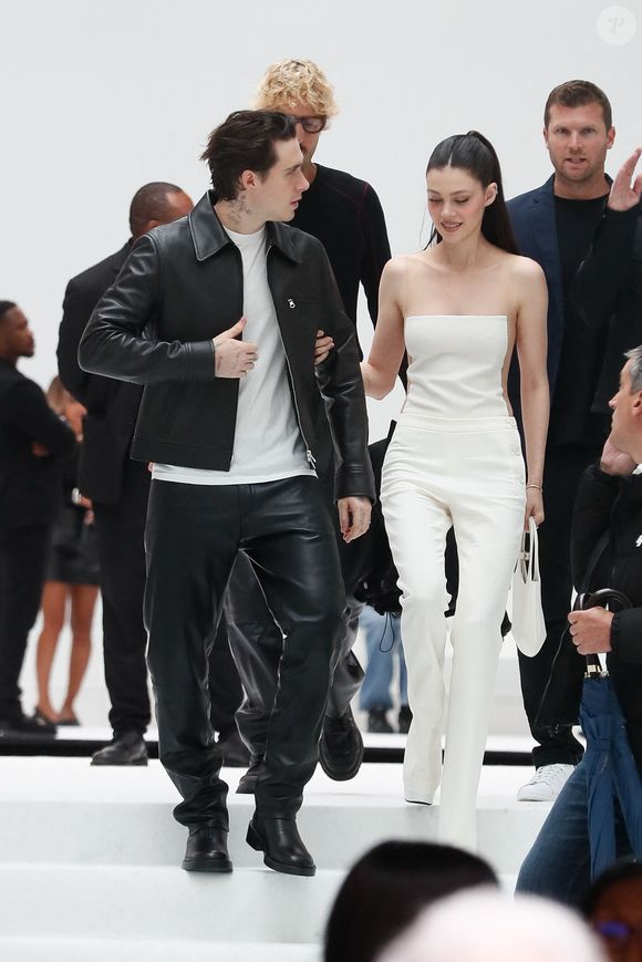 Sur celle-ci, on découvre le frère d'Harper, Cruz et Romeo sur une moto avec sa femme Nicola Peltz.

Brooklyn Beckham et sa femme Nicola Peltz - Arrivées au défilé de mode Femmes Printemps/Été 2025 "Courrèges" lors de la fashion week de Paris. Le 25 septembre 2024 © Christophe Clovis / Bestimage