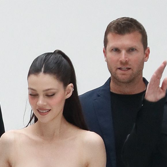 Sur celle-ci, on découvre le frère d'Harper, Cruz et Romeo sur une moto avec sa femme Nicola Peltz.

Brooklyn Beckham et sa femme Nicola Peltz - Arrivées au défilé de mode Femmes Printemps/Été 2025 "Courrèges" lors de la fashion week de Paris. Le 25 septembre 2024 © Christophe Clovis / Bestimage