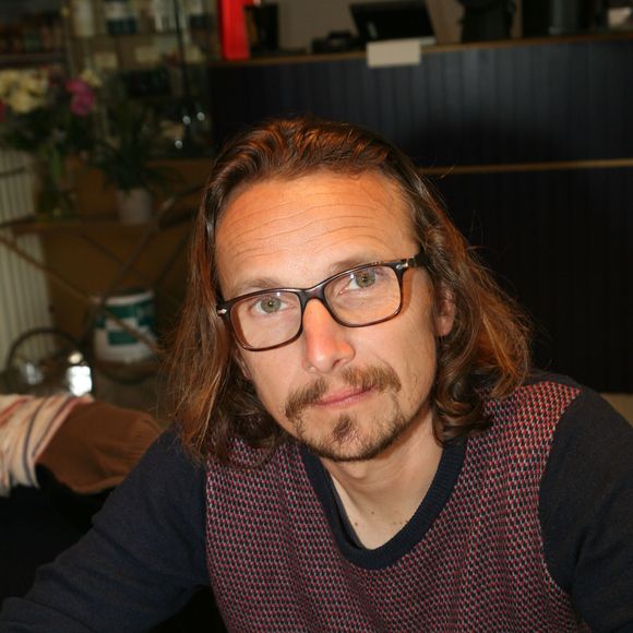 - Lorant Deutsch dédicace son livre "Métronome" au Cinéma les 7 Batignolles à Paris  le 17 mai 2019. © JLPPA/Bestimage