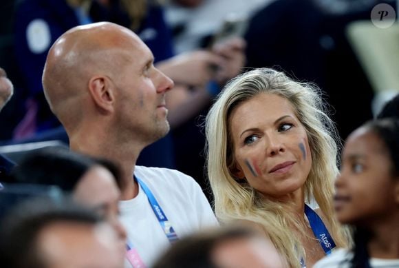 Laurence Auzière-Jourdan et son compagnon Matthieu Graffensttaden - Les célébrités en tribunes pendant l'épreuve de basketball de Demi-Finale opposant les Etats-Unis à la Serbie lors des Jeux Olympiques de Paris 2024 (JO) à l'Arena Bercy, à Paris, France, le 8 août 2024. © Jacovides-Perusseau/Bestimage