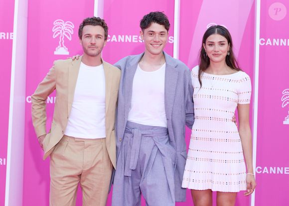 Hubert Roulleau, Alexandra Favalli, Thomas Vilan sur le pink carpet pour la projection de la série "The Walking Dead : Dead City" saison 2 lors du festival Canneseries saison 8 au palais des festivals à Cannes le 25 avril 2025.

© Denis Guignebourg / Bestimage