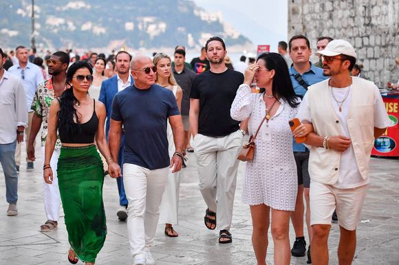 La ville va être paralysée par l’arrivée de centaines d’invités prestigieux et des mesures de sécurité.

Jeff Bezos et sa fiancée Lauren Sanchez sont arrivés à Dubrovnik sur leur yacht Kora en compagnie d'amis, dont la célèbre chanteuse Katy Perry et son mari Orlando Bloom. Photo par Tonci Plazibat/Cropix/Imago/ABACAPRESS.COM