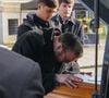 démuni face à l'injustice de perdre la femme qu'il aime tant à seulement 43 ans.
Le veuf Michel Ferracci embrasse le cercueil de la défunte, sous le regard de ses fils Enzo et Maël à la sortie des obsèques d'Emilie Dequenne au cimetière Père Lachaise à Paris, France, le 26 mars 2025. © Cyril Moreau/Bestimage