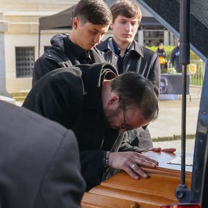 démuni face à l'injustice de perdre la femme qu'il aime tant à seulement 43 ans.

Le veuf Michel Ferracci embrasse le cercueil de la défunte, sous le regard de ses fils Enzo et Maël à la sortie des obsèques d'Emilie Dequenne au cimetière Père Lachaise à Paris, France, le 26 mars 2025. © Cyril Moreau/Bestimage