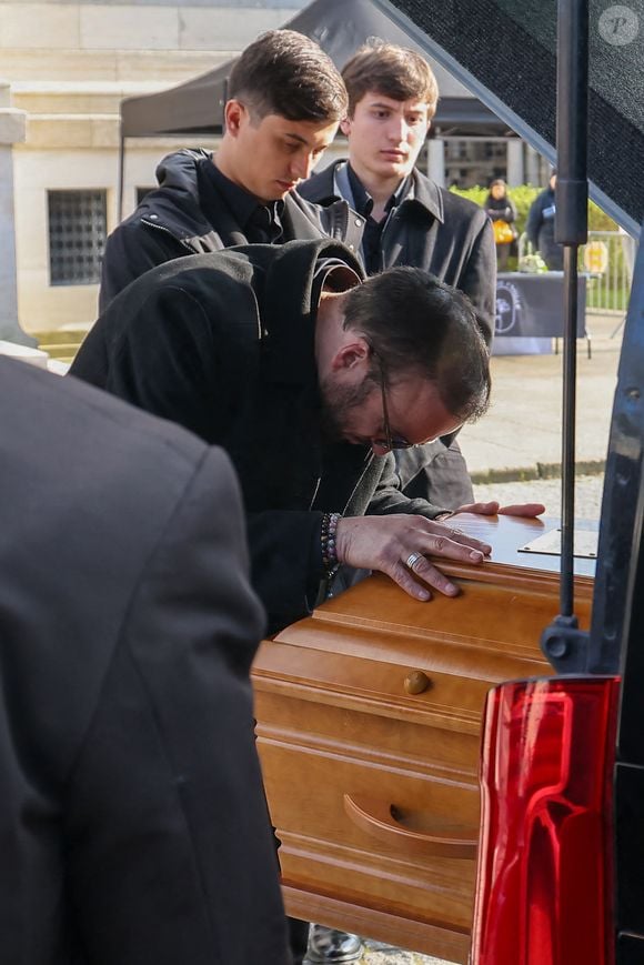 démuni face à l'injustice de perdre la femme qu'il aime tant à seulement 43 ans.

Le veuf Michel Ferracci embrasse le cercueil de la défunte, sous le regard de ses fils Enzo et Maël à la sortie des obsèques d'Emilie Dequenne au cimetière Père Lachaise à Paris, France, le 26 mars 2025. © Cyril Moreau/Bestimage