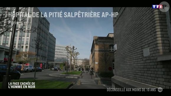 On y découvre un Ardisson lucide, filmé dans ses derniers mois à l’hôpital de la Salpêtrière, confiant sur son état et ses traitements. 

Capture d'écran du documentaire "La face cachée de l'Homme en Noir" sur TF1