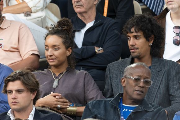 La jeune femme a proposé une performance de danse en compagnie de son partenaire habituel, Naim Belhaloumi.

Eleejah Noah et son ami dans les tribunes (night session) lors des Internationaux de France de Tennis de Roland Garros 2025, le 3 juin 2025 à Paris. © Dominique Jacovides / Bestimage