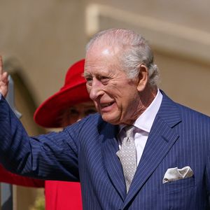 Le roi Charles III assiste à l'office annuel de Pâques à la chapelle Saint-Georges, dans l'enceinte du château de Windsor, le 5 avril 2026.

Photo : Julien Burton / Bestimage