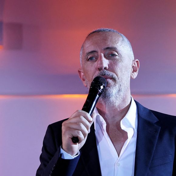 Gad Elmaleh - Soirée de gala "Heroes for Imagine" qui a permis de récolter dix millions d'euros au profit de la recherche contre les maladies génétiques à Paris le 23 septembre 2024.
Depuis sa création en 2015, ce gala organisé tous les deux ans au cœur de l’Institut, propose à la vente des œuvres et des moments d’exception uniques pour soutenir les chercheurs et médecins de l’Institut Imagine, qui œuvrent au quotidien pour comprendre et guérir les maladies génétiques.
Cette vente caritative est fondamentale pour l’avenir d’Imagine. Elle permet d’accélérer ses grands projets stratégiques, de conforter son attractivité, et de répondre aux besoins de la recherche en termes d’équipements et de technologies de pointe, comme en recrutement de talents.
En quatre éditions, HEROES for Imagine a permis de lever plus de 22 millions d’euros.
Et 2024 est une année toute particulière pour l’Institut Imagine qui fête ses 10 ans mais aussi la cinquième édition d’Heroes, actuellement en pleine préparation !
"Grâce à Heroes, la recherche sur les maladies génétiques s'accélère, quels que soient les obstacles, au bénéfice des enfants malades et de leurs familles. Avec virtuosité et engagement, les chercheurs et les médecins de l'Institut Imagine, pratiquent la meilleure science d'aujourd'hui pour inventer la meilleure médecine de demain"

© Dominique Jacovides / Bestimage