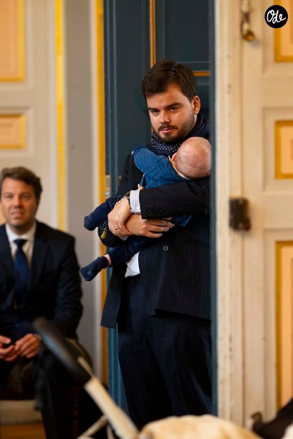 Gauthier Le Bret, son fils, Marcel (cinq mois) dans ses bras - Mariage civil de Georges Fenech et Amélie Leperre-Dimeglio à la mairie du 16ème arrondissement de Paris le 31 janvier 2026.

© Pierre Perusseau / Bestimage