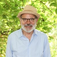 En dehors de son appartement dans le 2e arrondissement de Paris, Jean-Pierre Darroussin possède une maison dans une petite ville du sud