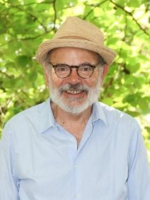 En dehors de son appartement dans le 2e arrondissement de Paris, Jean-Pierre Darroussin possède une maison dans une petite ville du sud