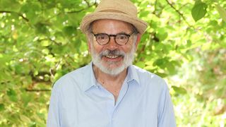 En dehors de son appartement dans le 2e arrondissement de Paris, Jean-Pierre Darroussin possède une maison dans une petite ville du sud