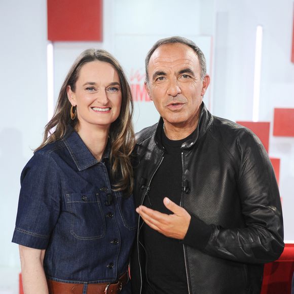 Nikos Aliagas et Aurélie Clemente-Ruiz (directrice du Musée de l'Homme) lors de l'enregistrement de l'émission « Vivement dimanche » au studio Rive Gauche, présentée par M. Drucker, diffusée sur France 3 le 21 juin 2026, à Paris, France, le 20 mai 2026. © Guillaume Gaffiot/Bestimage