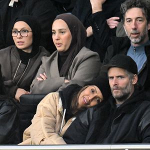 Sonia Rolland et son mari Guillaume Gabriel en tribunes lors du match de football Ligue 1 Uber Eats opposant le Paris Saint-Germain (PSG) à l'OGC Nice (1-0) au Parc des Princes à Paris, France, le 1er novembre 2025. © Lionel Urman/Bestimage
