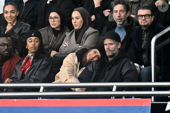 Sonia Rolland et son mari Guillaume Gabriel en tribunes lors du match de football Ligue 1 Uber Eats opposant le Paris Saint-Germain (PSG) à l'OGC Nice (1-0) au Parc des Princes à Paris, France, le 1er novembre 2025. © Lionel Urman/Bestimage