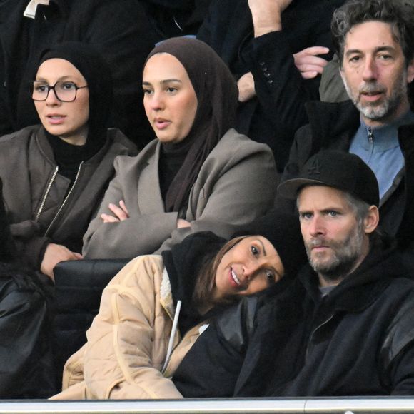 Sonia Rolland et son mari Guillaume Gabriel en tribunes lors du match de football Ligue 1 Uber Eats opposant le Paris Saint-Germain (PSG) à l'OGC Nice (1-0) au Parc des Princes à Paris, France, le 1er novembre 2025. © Lionel Urman/Bestimage