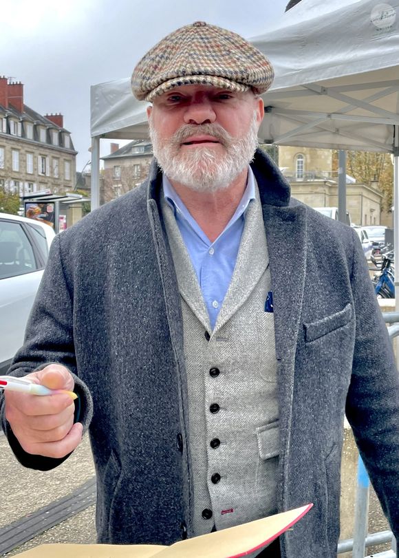 Philippe Etchebest (pour le livre "Un chef au bout du monde") en dédicace à la 43ème Foire du Livre de Brive le 9 novembre 2025.

© Fabien Faure / Bestimage