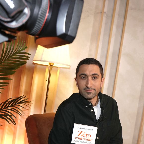Exclusif - Le docteur Jimmy Mohamed - People en backstage de l'enregistrement de l'émission "Chez Jordan" le 18 avril 2022. © Cédric Perrin/Bestimage
