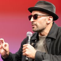 Qui est l'artiste JR qui a fait grincer des dents à Cannes ? Né dans l'un des départements les plus pauvres de France, il a fait du chemin !