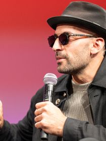 Qui est l'artiste JR qui a fait grincer des dents à Cannes ? Né dans l'un des départements les plus pauvres de France, il a fait du chemin !