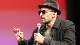 Qui est l'artiste JR qui a fait grincer des dents à Cannes ? Né dans l'un des départements les plus pauvres de France, il a fait du chemin !