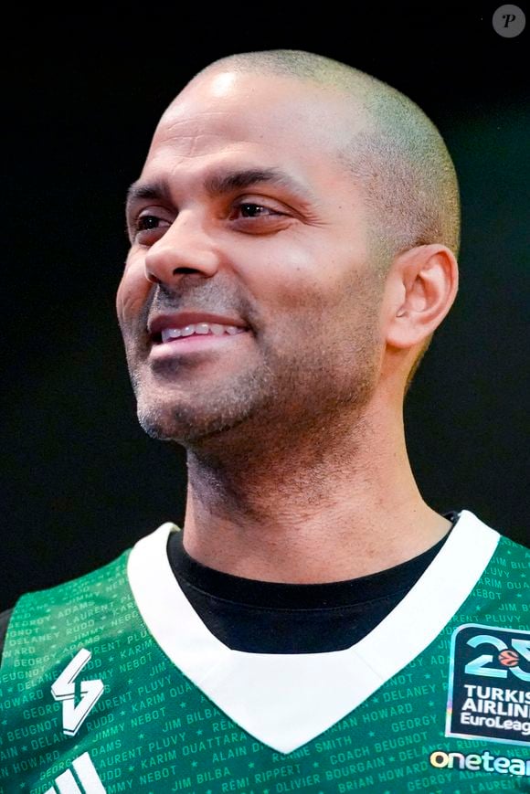 Le basketteur a vécu une belle histoire d'amour avec Eva Longoria rencontrée en 2004. 

Tony Parker avant le match Lyon-Villeurbanne vs Zalgiris Kaunas, Turkish Airlines Euroleague à l’Astroballe de Villeurbanne, le 27/03/2025. © Sandrine Thesillat / PsNewz / Bestimage