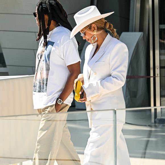 Beyoncé (costume entièrement blanc associé à un chapeau de cow-boy) et son mari Jay-Z (porte un T-Shirt de la tournée de Beyonce 2025) à la sortie de la fondation Louis Vuitton à Paris, France, le 24 juin 2025. © Yehiel Chekroune/Bestimage