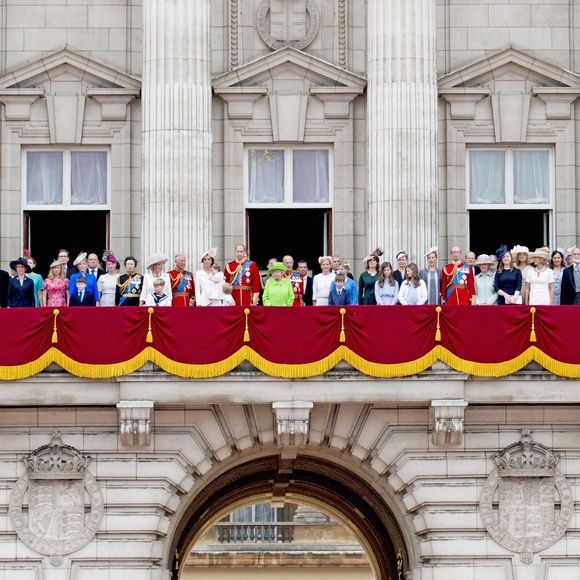 Comment les employés de Kensington et Buckingham sont-ils recrutés ? 



Mike Tindall, Zara Phillips, la princesse Anne, Camilla Parker Bowles, duchesse de Cornouailles, le prince Charles, Kate Catherine Middleton, duchesse de Cambridge, la princesse Charlotte, le prince George, le prince William, la reine Elisabeth II d'Angleterre, le prince Philip, duc d'Edimbourg, la comtesse Sophie de Wessex, le prince Andrew, duc d'York, Lady Louise Windsor, James Mountbatten-Windsor, la princesse Eugenie d'York, le duc Edward de Kent, Katharine Worsley, le prince Michael de Kent - La famille royale d'Angleterre au balcon du palais de Buckingham lors de la parade "Trooping The Colour" à l'occasion du 90ème anniversaire de la reine.
