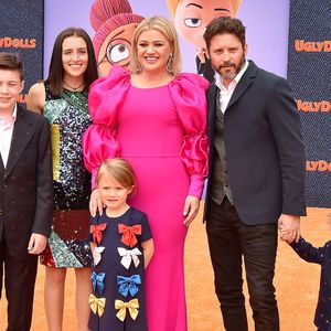 Leur divorce, prononcé en 2022, prévoyait un versement unique de 1,3 million de dollars et des pensions mensuelles pour lui et leurs enfants.
Brandon Blackstock avec ses enfants Seth et Savannah, sa femme Kelly Clarkson et leurs enfants Remington et River Rose à l'avant-première du film "UglyDolls" au cinéma "Regal Cinemas L.A. LIVE" à Los Angeles, le 28 avril 2019.
Broadimage / Bestimage