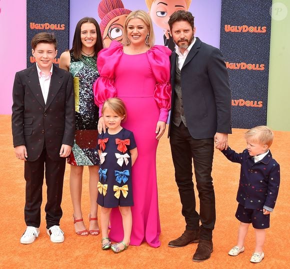Leur divorce, prononcé en 2022, prévoyait un versement unique de 1,3 million de dollars et des pensions mensuelles pour lui et leurs enfants.

Brandon Blackstock avec ses enfants Seth et Savannah, sa femme Kelly Clarkson et leurs enfants Remington et River Rose à l'avant-première du film "UglyDolls" au cinéma "Regal Cinemas L.A. LIVE" à Los Angeles, le 28 avril 2019.

Broadimage / Bestimage