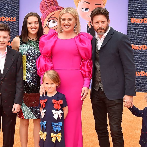 Leur divorce, prononcé en 2022, prévoyait un versement unique de 1,3 million de dollars et des pensions mensuelles pour lui et leurs enfants.

Brandon Blackstock avec ses enfants Seth et Savannah, sa femme Kelly Clarkson et leurs enfants Remington et River Rose à l'avant-première du film "UglyDolls" au cinéma "Regal Cinemas L.A. LIVE" à Los Angeles, le 28 avril 2019.

Broadimage / Bestimage