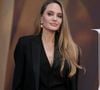Construite en 1913 et autrefois propriété du réalisateur Cecil B. DeMille, la demeure comprend plus de 1 000 mètres carrés, six chambres, dix salles de bains, une piscine et une maison d’amis.

Angelina Jolie assiste au gala principal de « Maria » lors de la 68e édition du Festival du film de Londres du BFI, au Royal Festival Hall à Londres, au Royaume-Uni. © Fred Duval/SOPA Images via ZUMA Press Wire/Bestimage