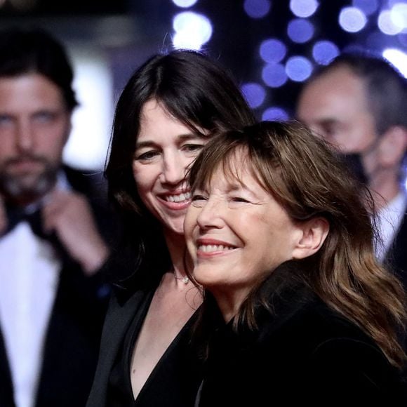 Charlotte Gainsbourg et sa mère Jane Birkin - Montée des marches du film «Jane par Charlotte» lors du 74ème Festival International du Film de Cannes. Le 7 juillet 2021
© Borde-Jacovides-Moreau / Bestimage