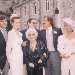 Exclusif - Archives - Jean-Pierre Marielle, Paul et Luana Belmondo, Robert Hossein, Jean-Paul Belmondo, sa mère Madeleine et sa femme Natty, Marc Francelet - Mariage de Paul Belmondo et Luana Tenca en 1990 File Photo - Exclusive - French actor Jean-Paul Belmondo