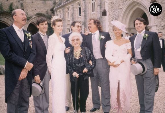 Exclusif - Archives - Jean-Pierre Marielle, Paul et Luana Belmondo, Robert Hossein, Jean-Paul Belmondo, sa mère Madeleine et sa femme Natty, Marc Francelet - Mariage de Paul Belmondo et Luana Tenca en 1990 File Photo - Exclusive - French actor Jean-Paul Belmondo