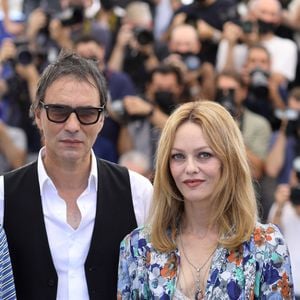 Vanessa Paradis, Samuel Benchetrit (réalisateur) au photocall du film Cette musique ne joue pour personne (Cannes première) lors du 74ème festival international du film de Cannes le 10 juillet 2021

© Borde / Jacovides / Moreau / Bestimage