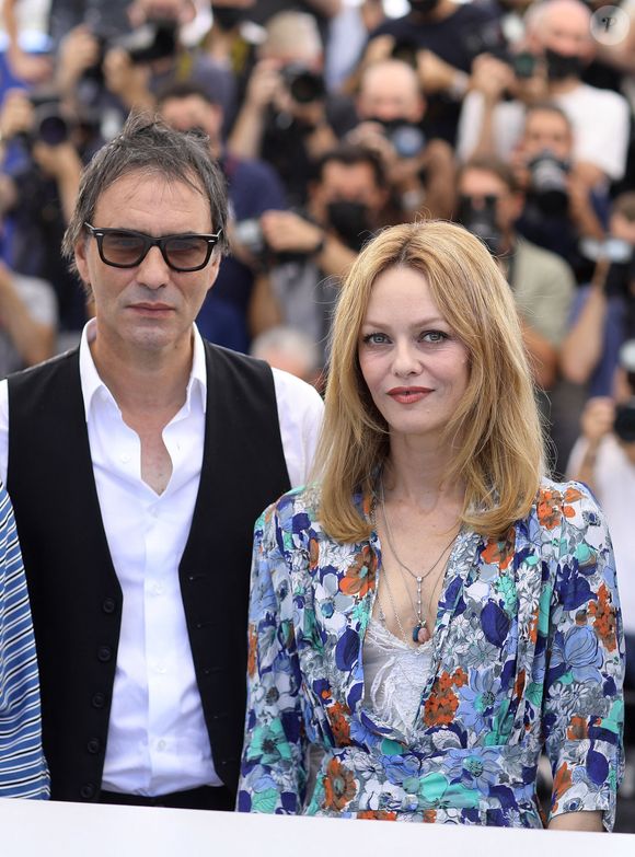 Vanessa Paradis, Samuel Benchetrit (réalisateur) au photocall du film Cette musique ne joue pour personne (Cannes première) lors du 74ème festival international du film de Cannes le 10 juillet 2021

© Borde / Jacovides / Moreau / Bestimage