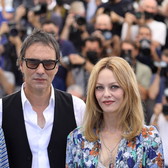 Vanessa Paradis, Samuel Benchetrit (réalisateur) au photocall du film Cette musique ne joue pour personne (Cannes première) lors du 74ème festival international du film de Cannes le 10 juillet 2021

© Borde / Jacovides / Moreau / Bestimage