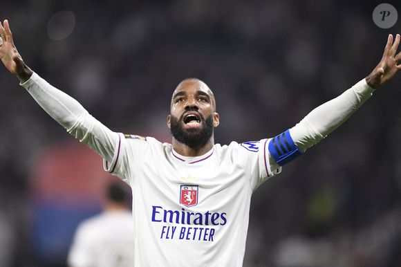 Trois individus se sont introduits chez le joueur lyonnais pendant qu’il jouait son dernier match avec l’OL

Alexandre Lacazette pendant le matche entre l'Olympique Lyonnais et le SCO Angers au Groupama stadium le 17 mai 2025. Mourad Allili /PsnewZ/Bestimage